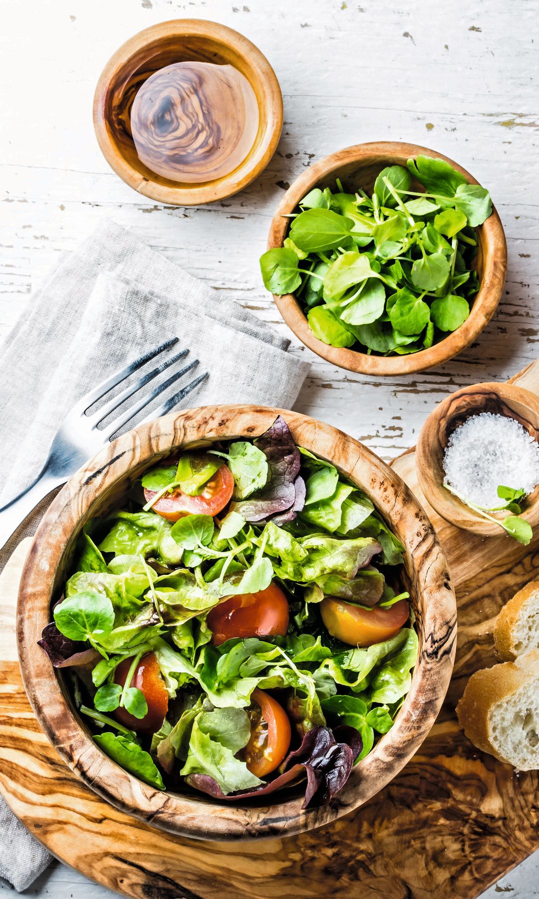 Plato de ensalada de canónigos con tomates cherrys 