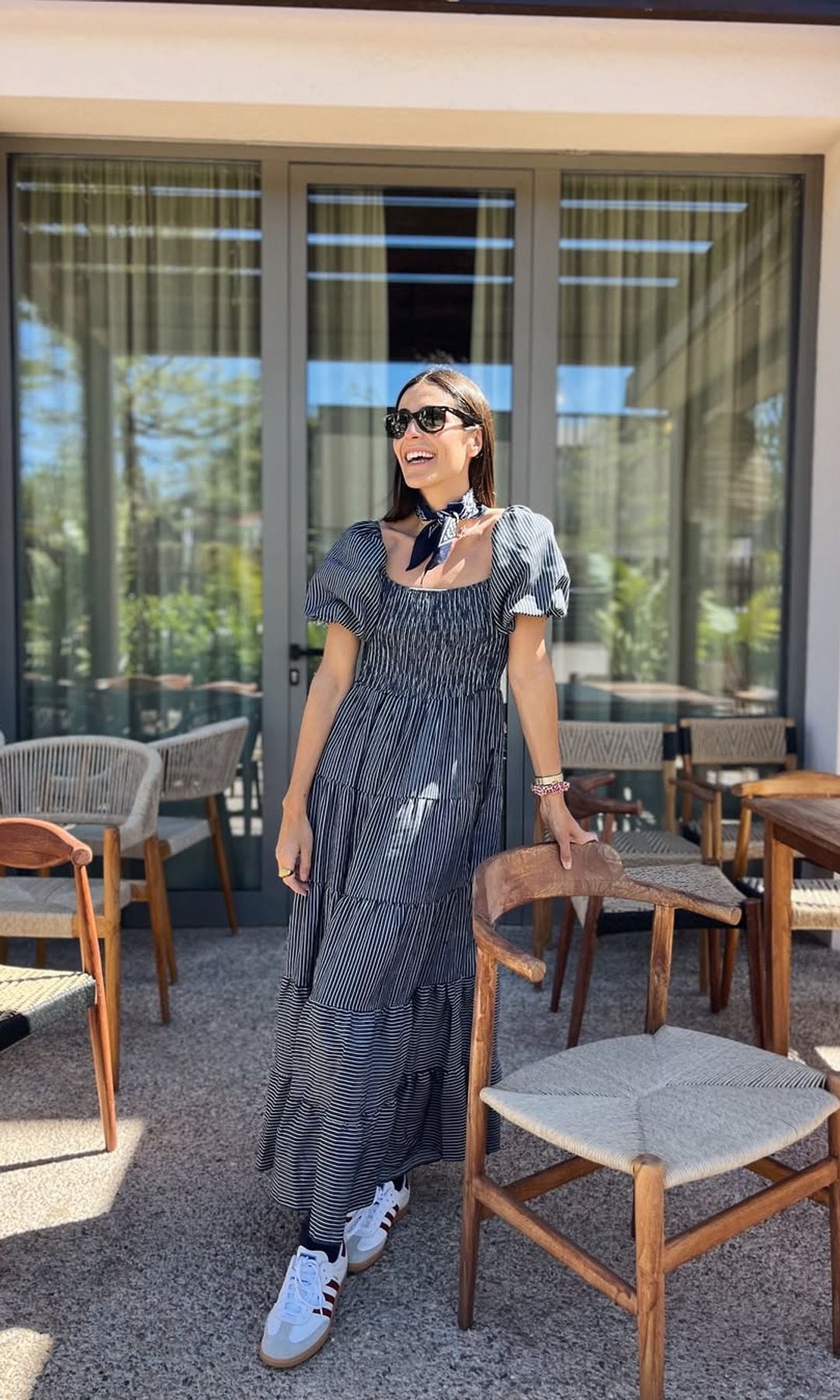 vestido y zapatillas