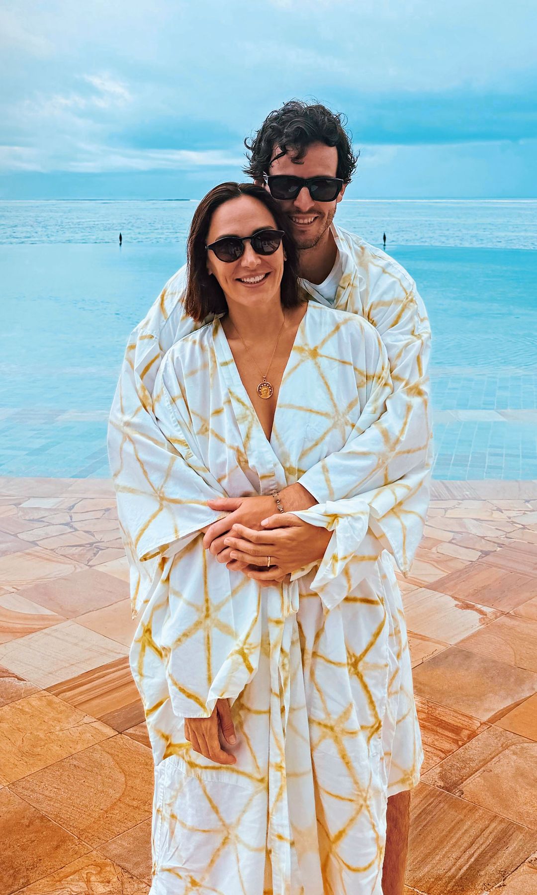La pareja luciendo un kimono idéntico