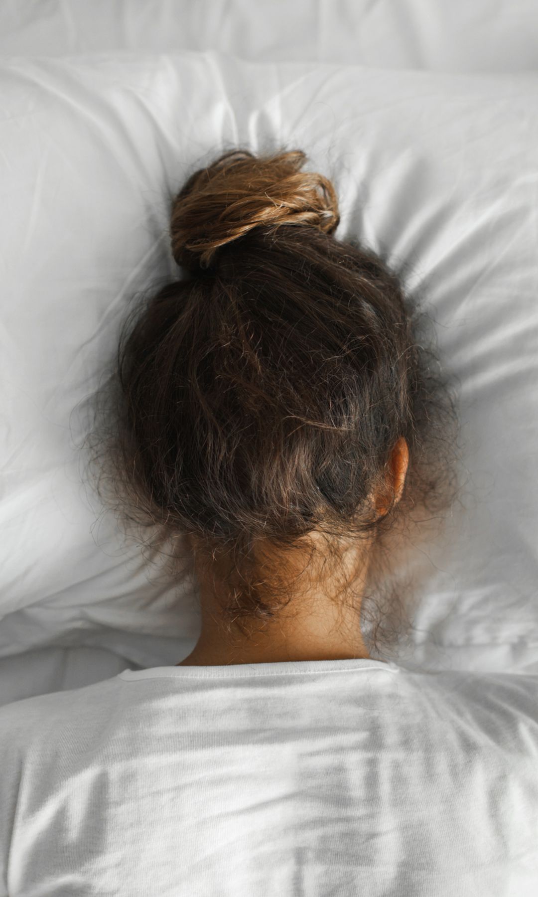 Mujer durmiendo boca abajo