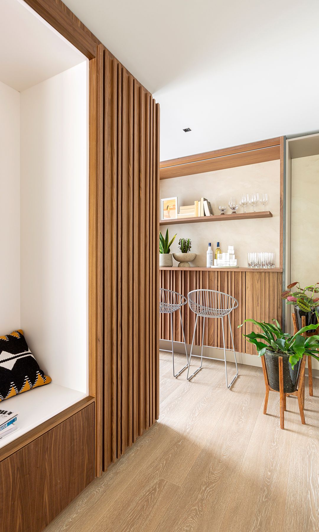 10 proyectos de interiorismo donde el trabajo de carpintería es pura ...
