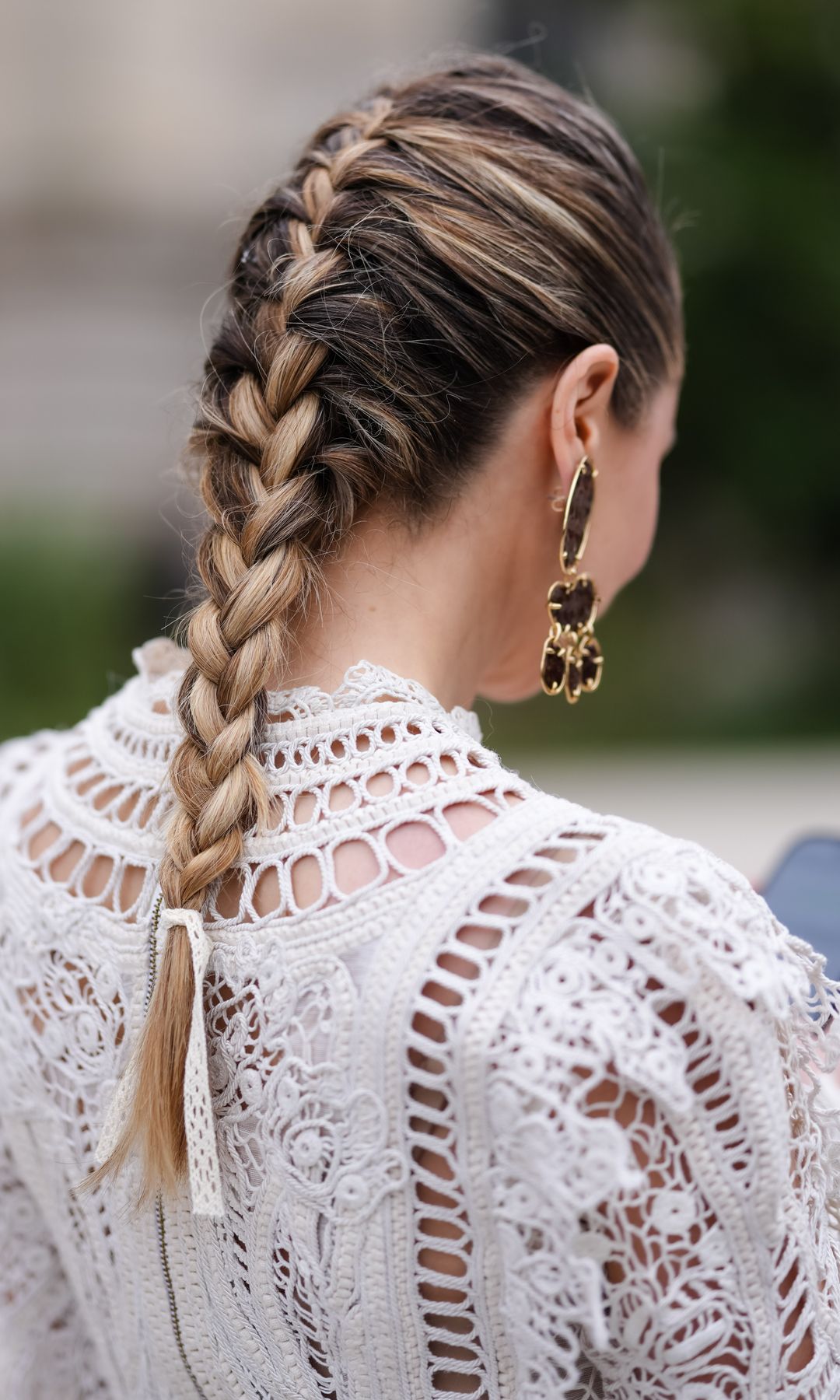  Mujer con trenza