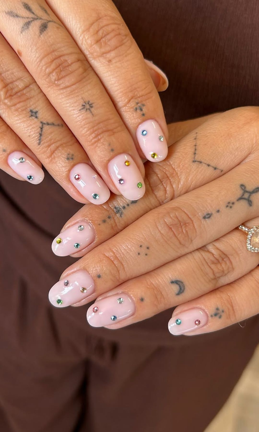 Manicura con brillos en 3D