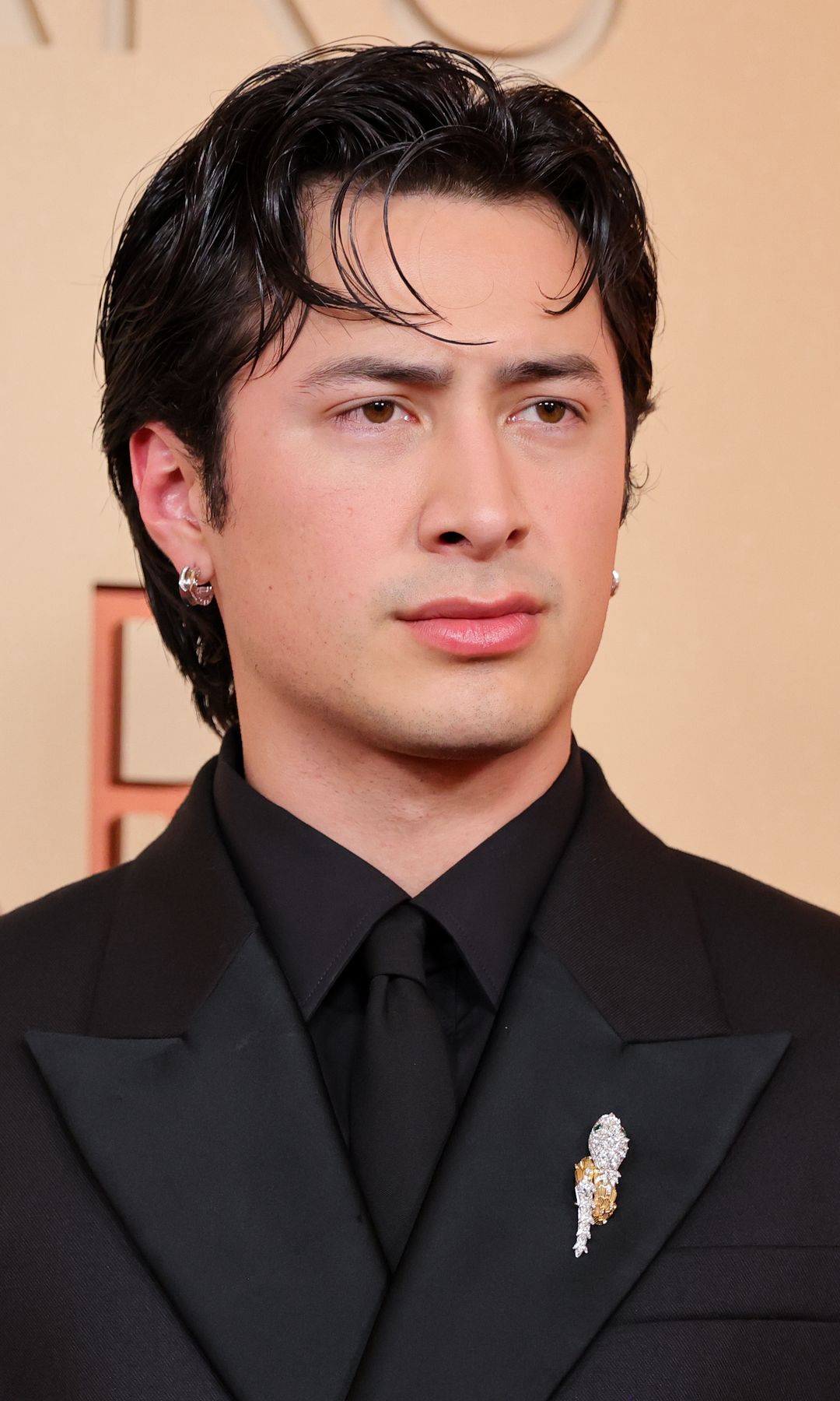Hudson Williams con broche de Bvlgari