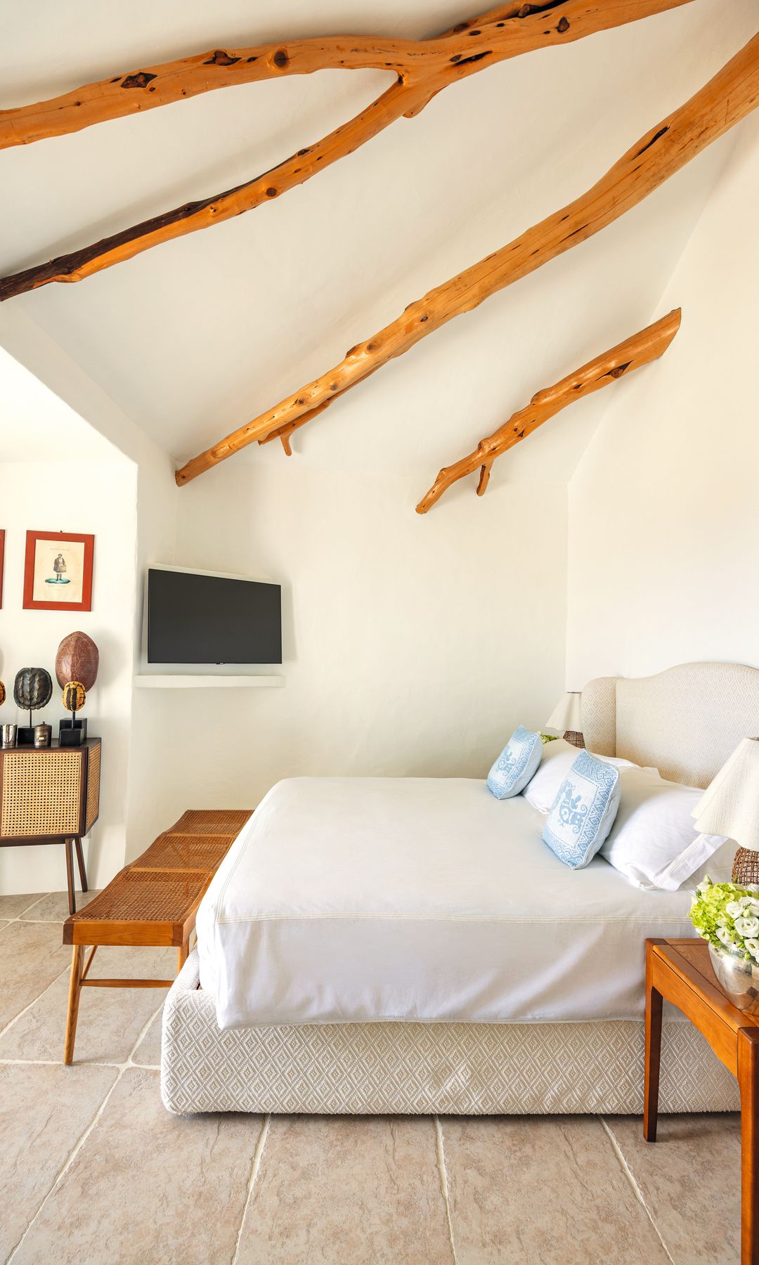 ENTRAMOS CON MARIANGELA LEONE JAMAL EN SU IMPRESIONANTE VILLA DE VERANO EN CERDEÑA, RODEADA DE VEGETACIÓN Y CON VISTAS AL EXCLUSIVO PUERTO DEPORTIVO DE PORTO CERVO