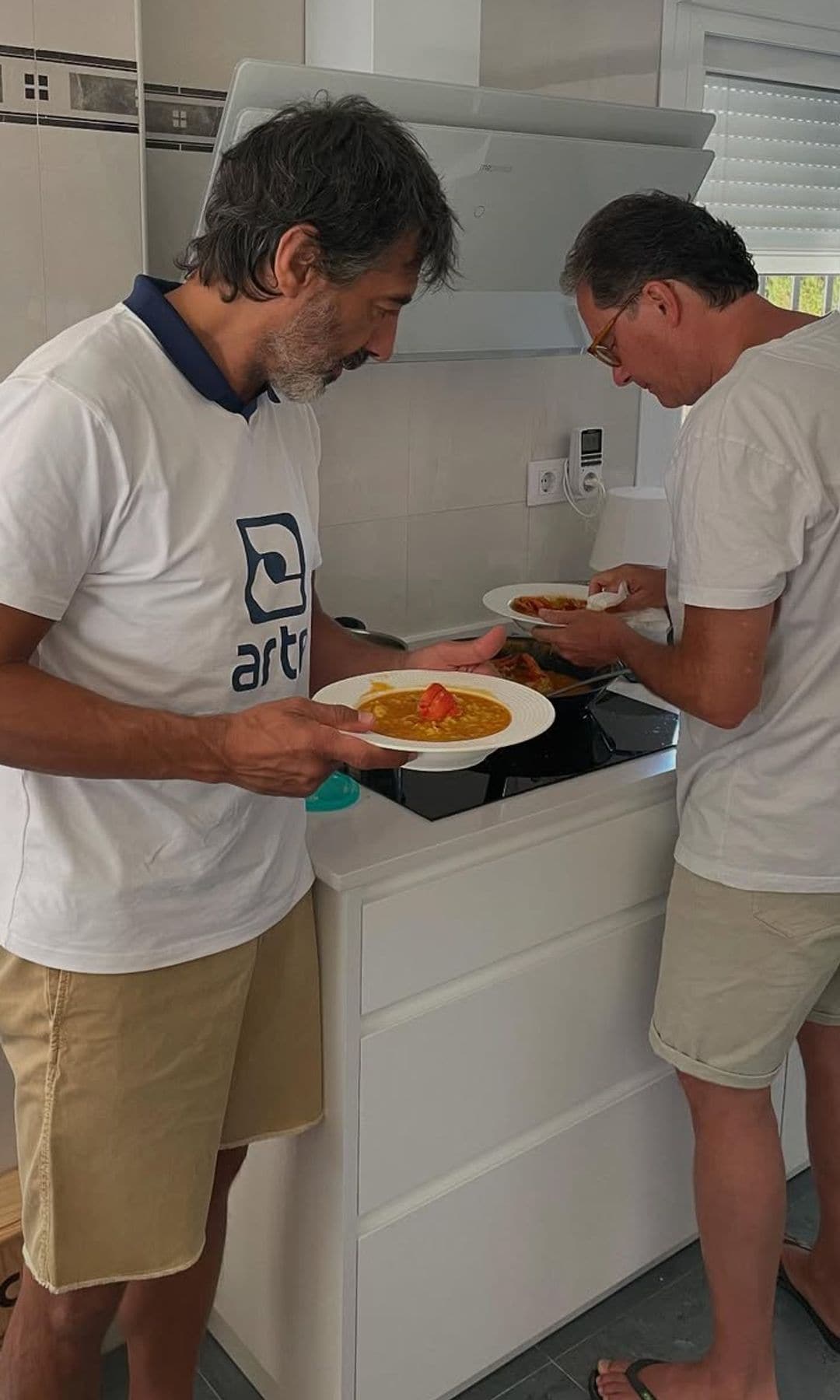 Juan del Val, de vacaciones con un amigo
