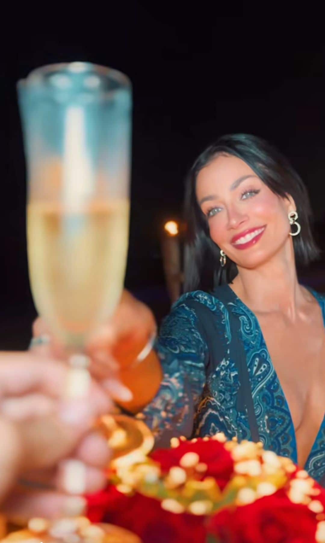 Dayanara Torres hizo un brindis con su misterioso acompañante, ¿brindaban por el amor?