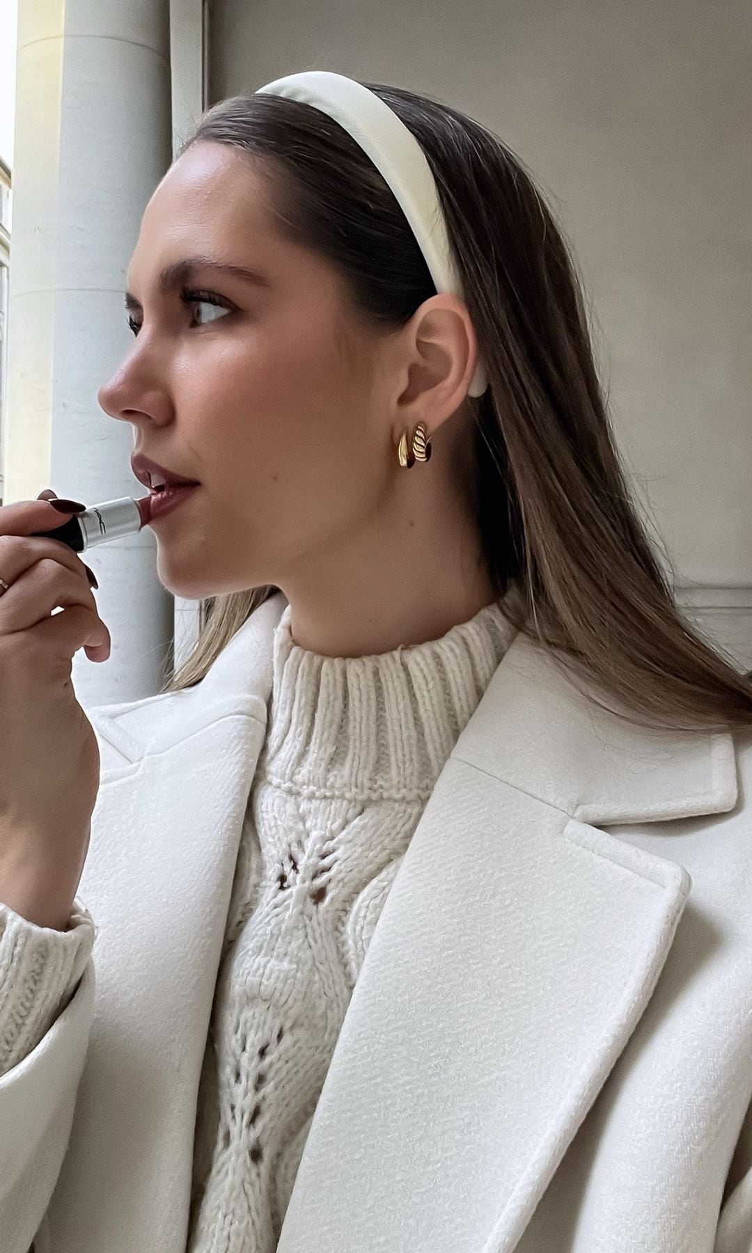 Cabello suelto con diadema