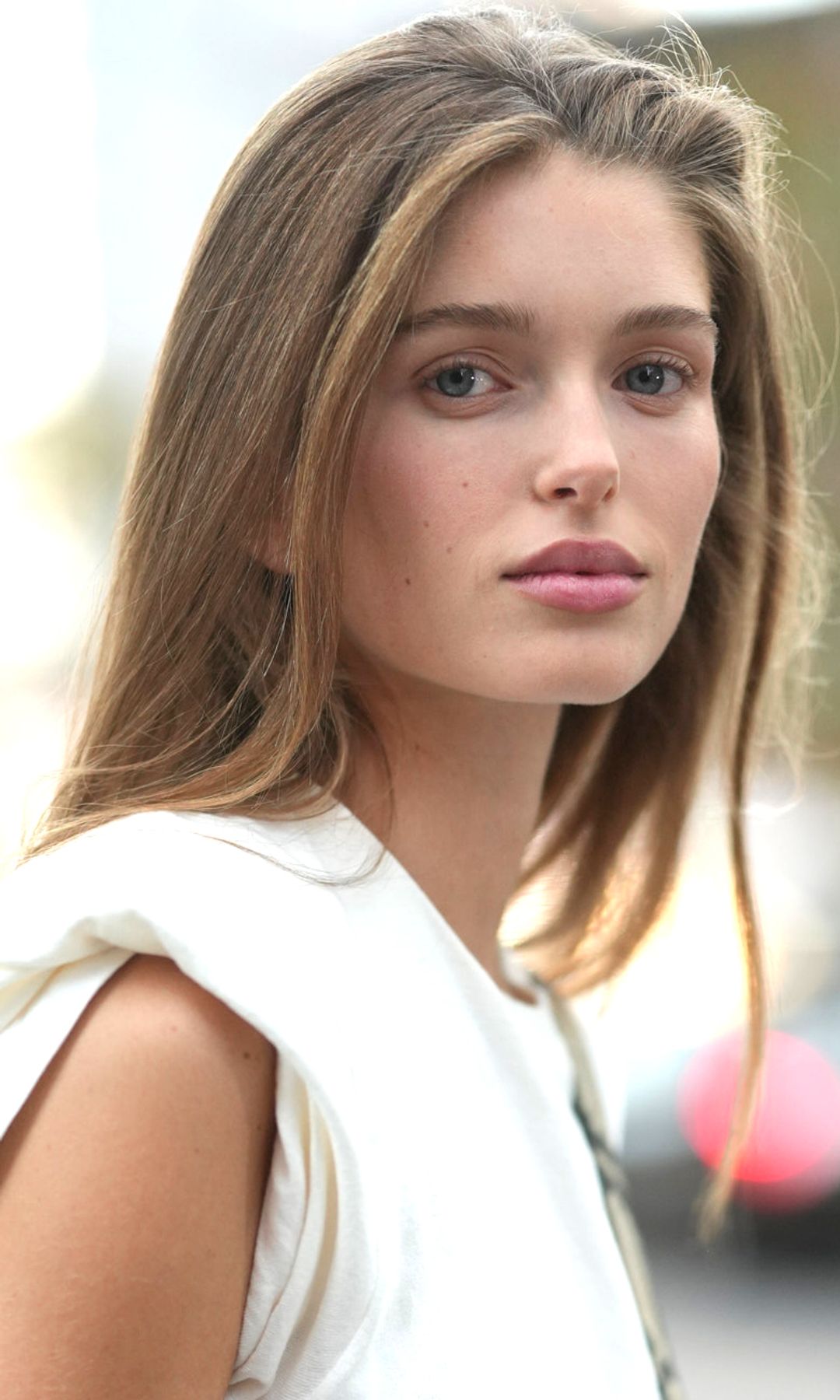 Stella Hanan con camiseta blanca, pelo suelto y maquillaje natural en la Semana de la Moda de Nueva York