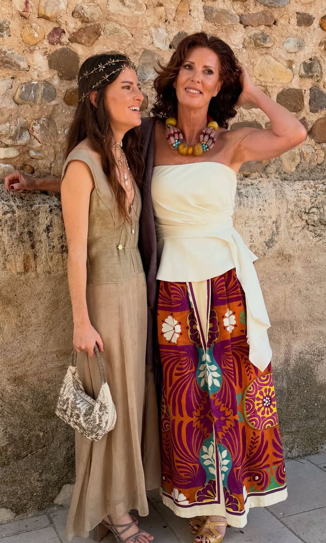 Verónica Mengod se va de boda con el look de invitada elegante y de firma española que mejor sienta a los 50 y 60