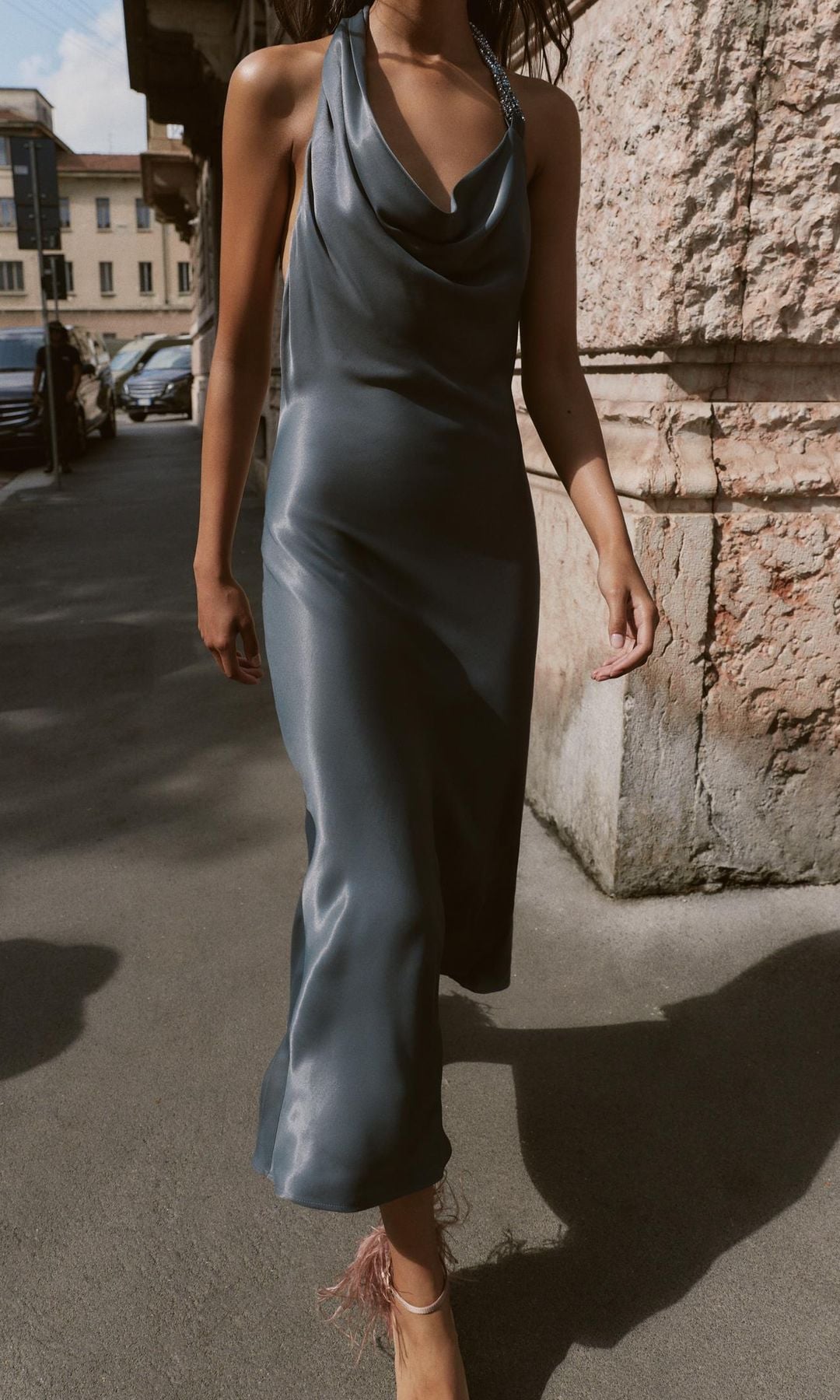 Vestido midi satinado gris con detalle de abalorios, de Zara