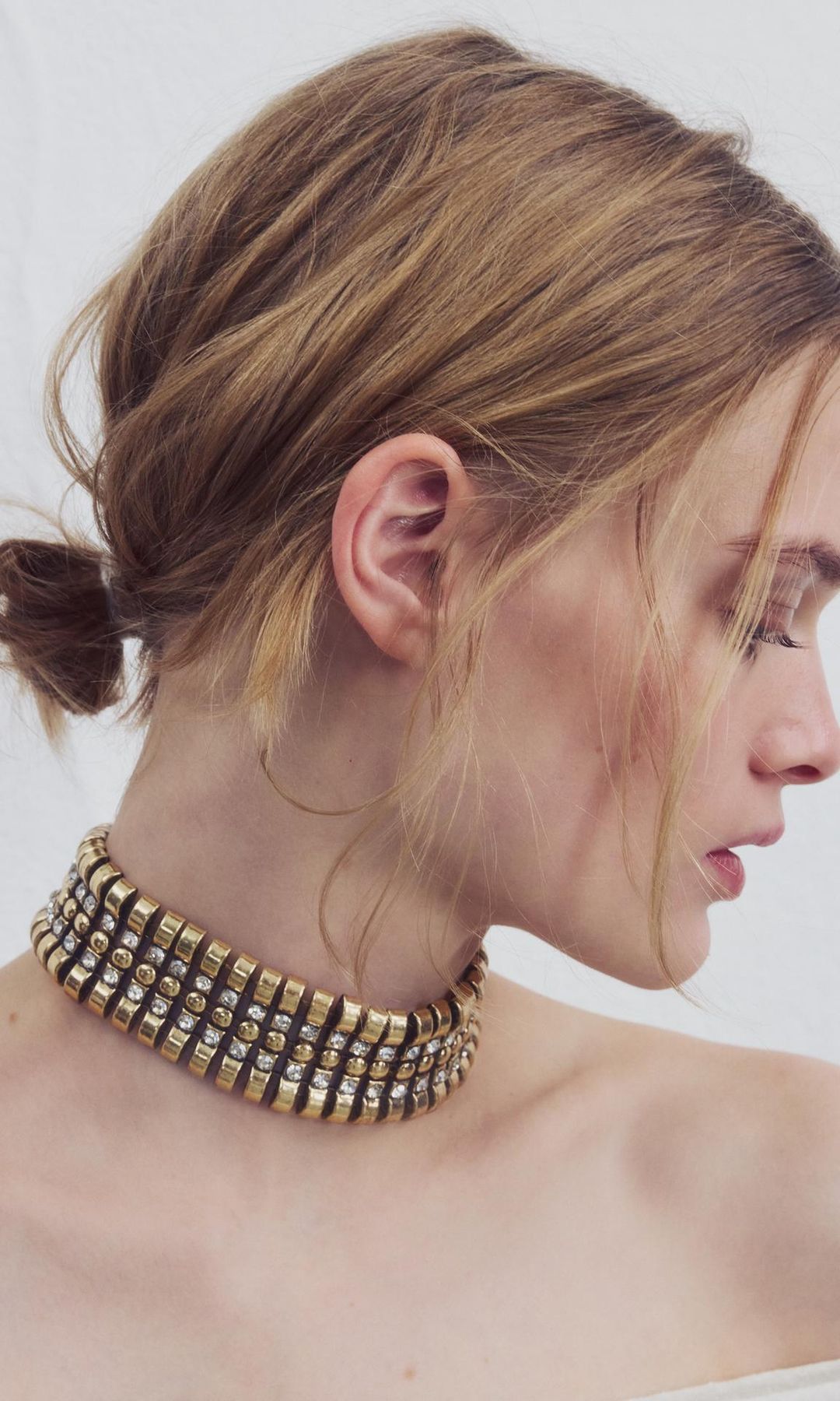 Collar tipo choker de 4 cm de ancho con múltiples piezas metálicas. Aplicación de joyas combinadas a contraste. Cierre con mosquetón. De Zara