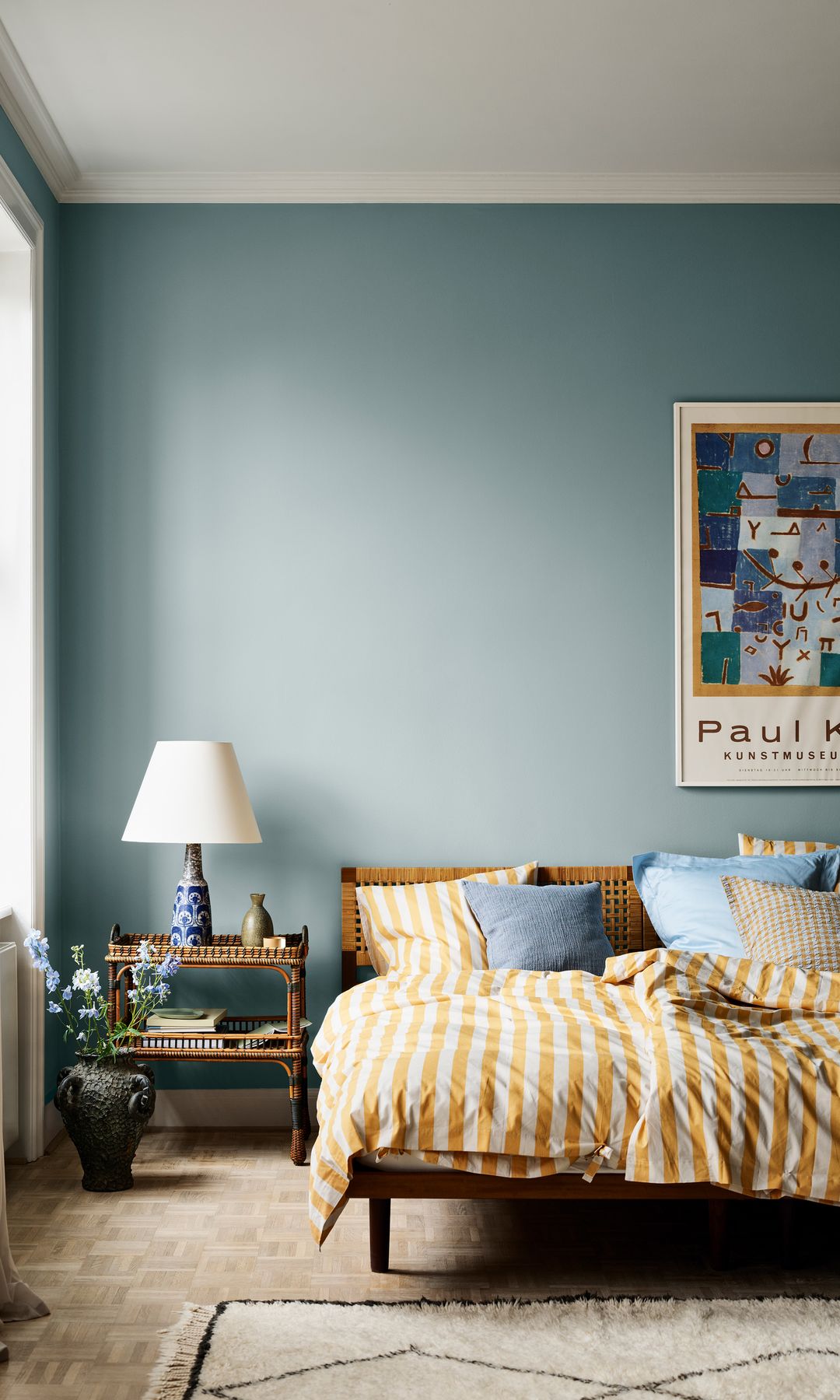 Dormitorio decorado con pared pintada en azul