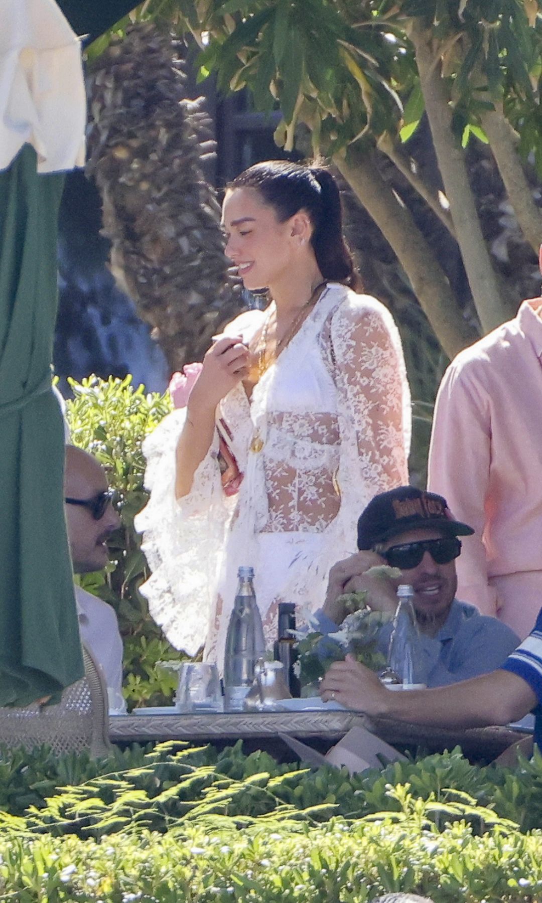 Para su brunch post-boda, la cantante eligió un vestido de encaje de Chloé.