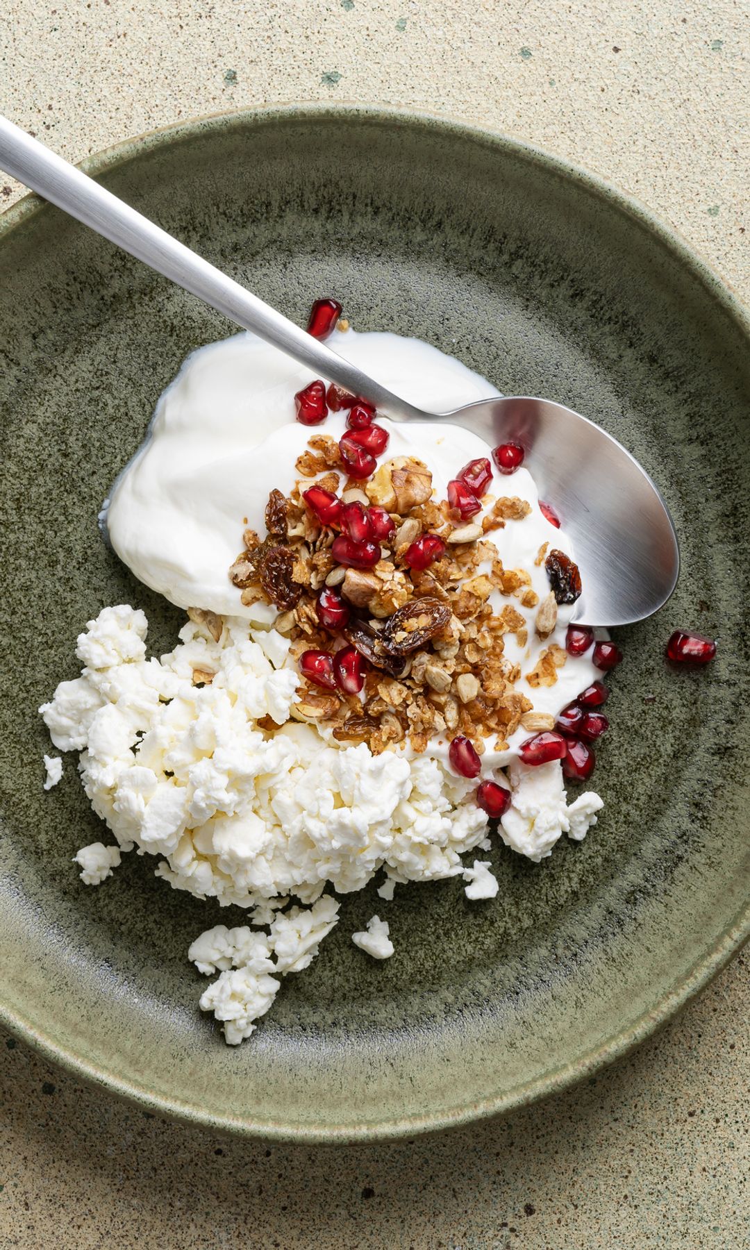 Plato de kéfir con cereales y granada