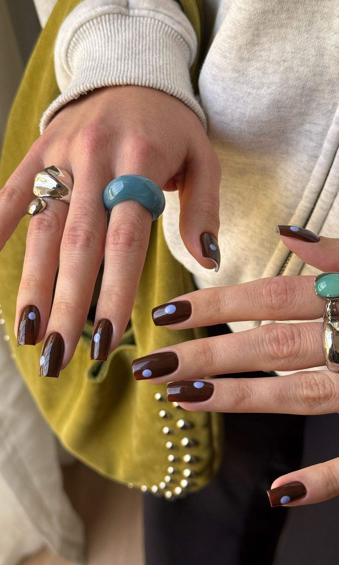 Manicura marrón chocolate