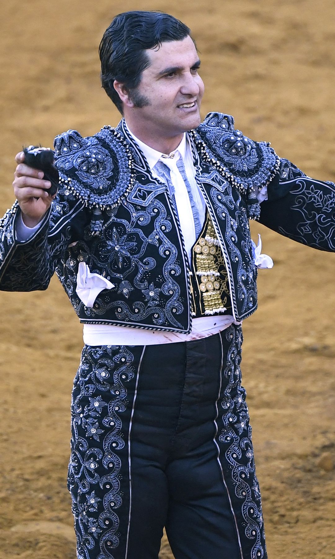 El torero, de 46 años, cortó dos orejas en La Maestranza