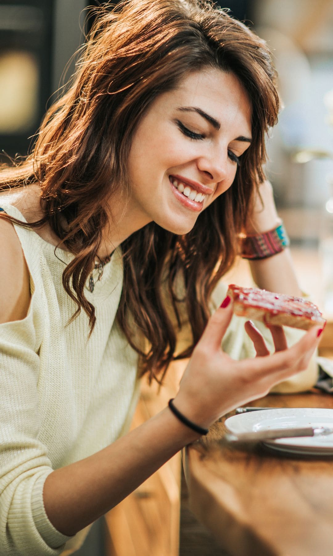 Mujer levando un bol de fruta 