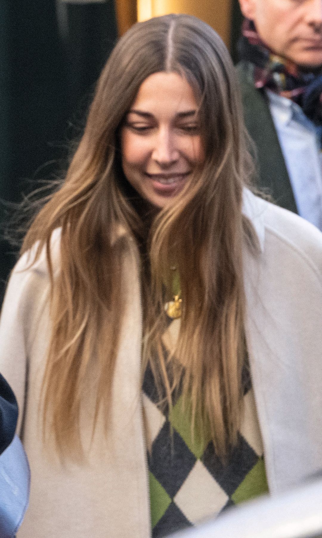 La Reina Sofía de España, Infanta Cristina y Infanta Elena caminan juntas en la calle.