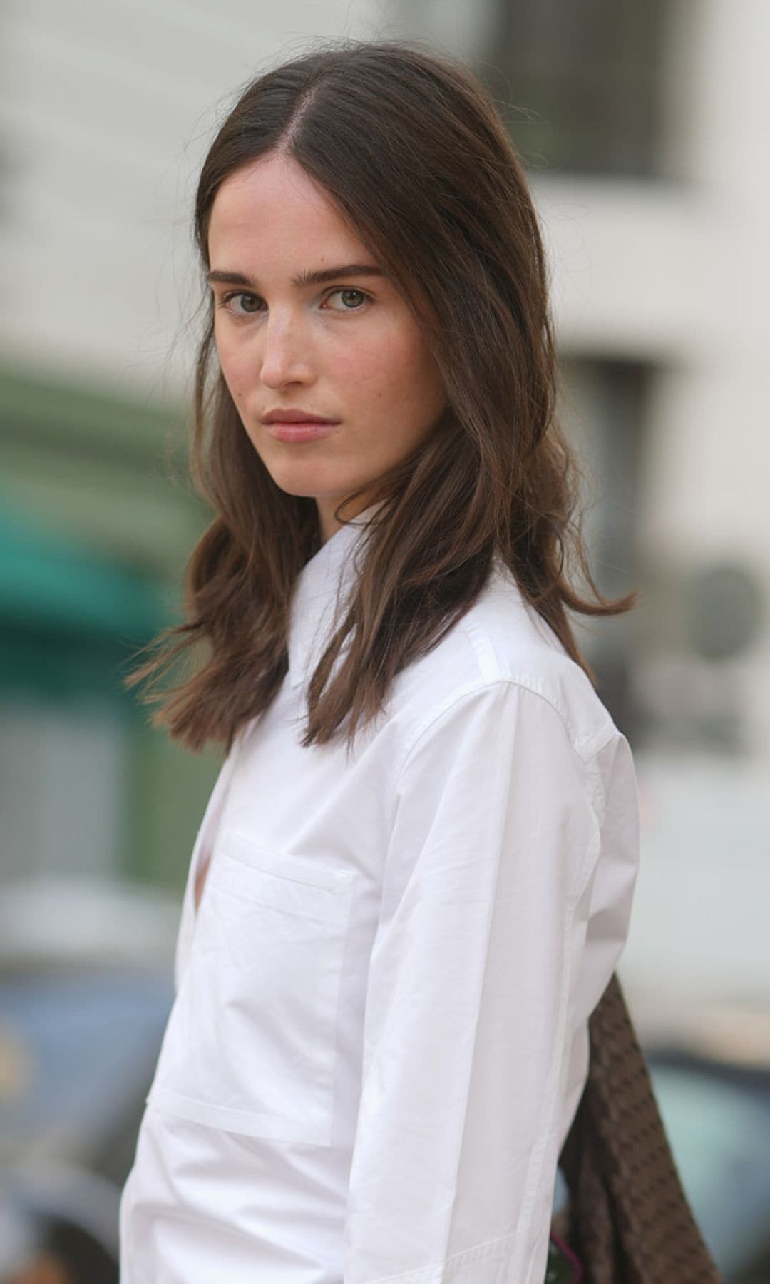  Mujer con cabello castaño