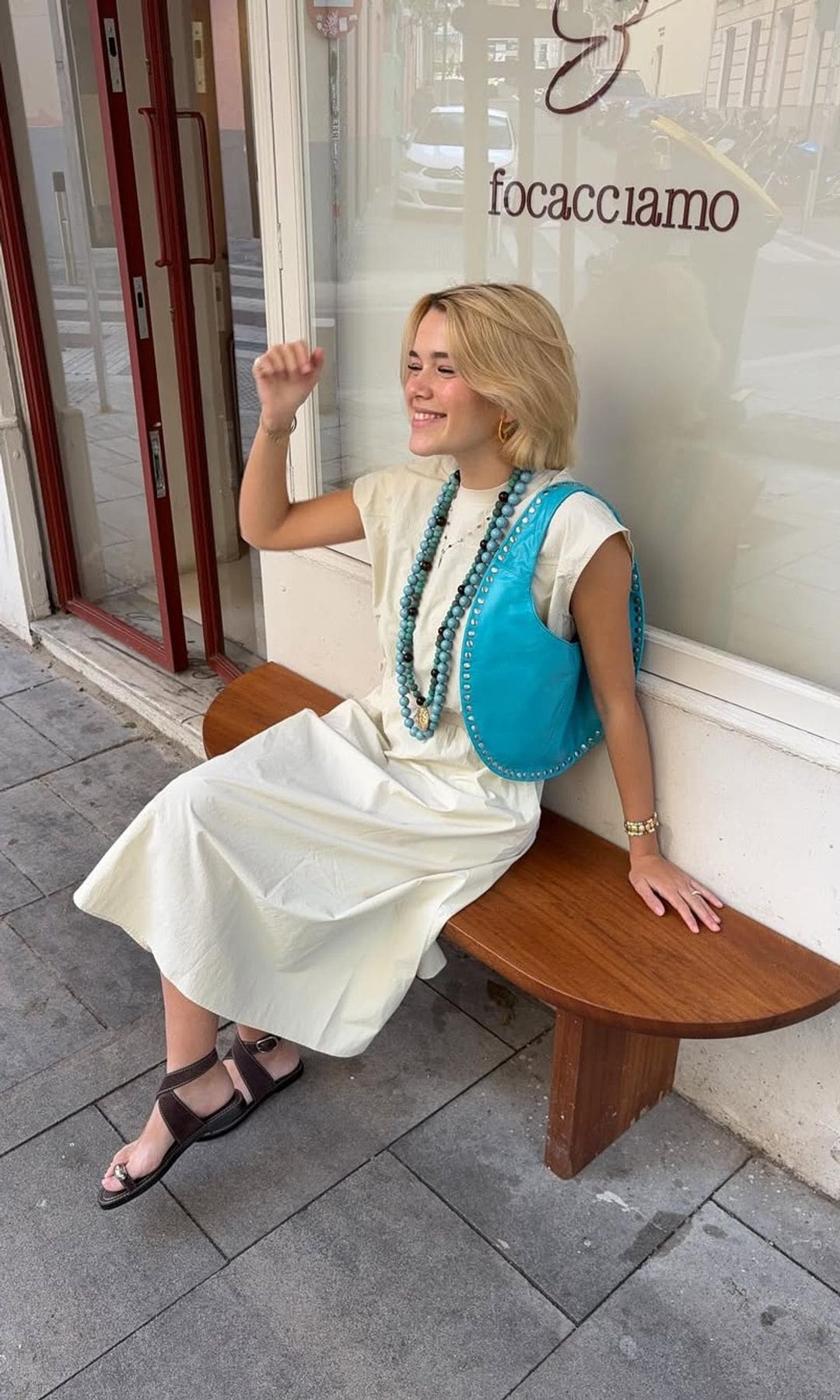 vestido con sandalias y bolso azul