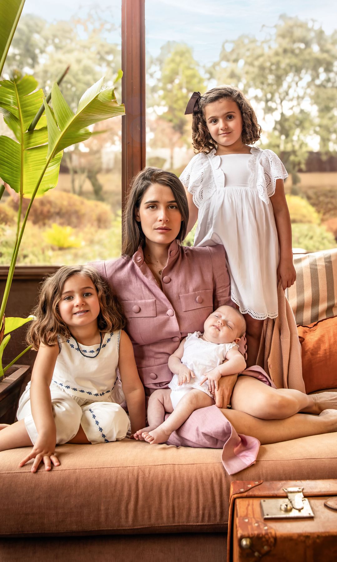 Lucía, con vestido rosa de Inma Linares, posa con su hija Lola, que lleva vestido y braguitas de la Canastilla de Jerez, y sus sobrinas Inés, de pie, con vestido blanco de Kids El Corte Inglés y lazo y chaqueta de Cóndor, y Casilda, con pantalón y camisa a juego, de Coconut, y collar de Nícoli