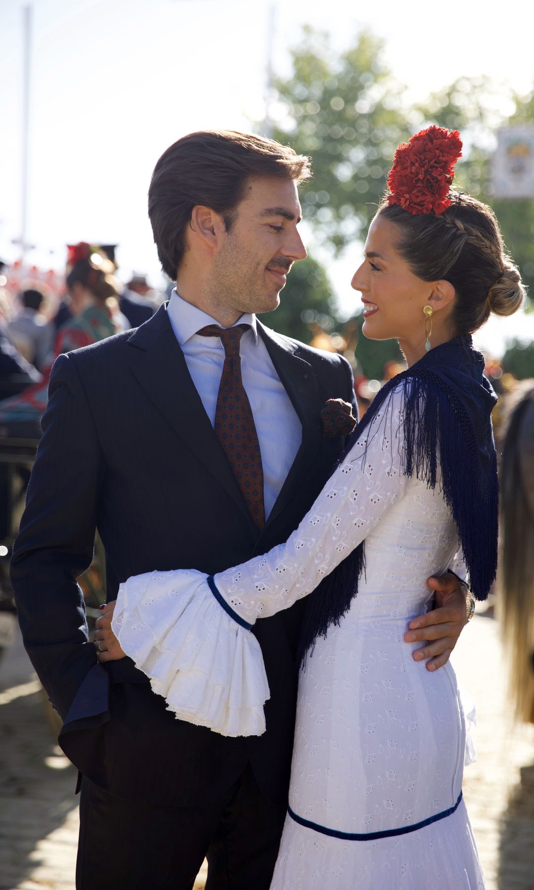 La ‘influencer’ Rocío Millán y su prometido Juan Berges en la feria de Sevilla 