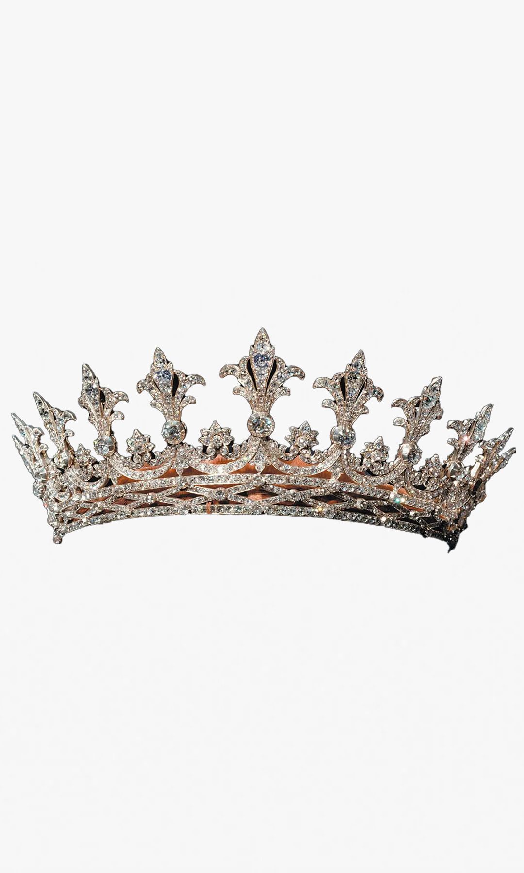 La tiara Hesse con detalle de hojas de fresa