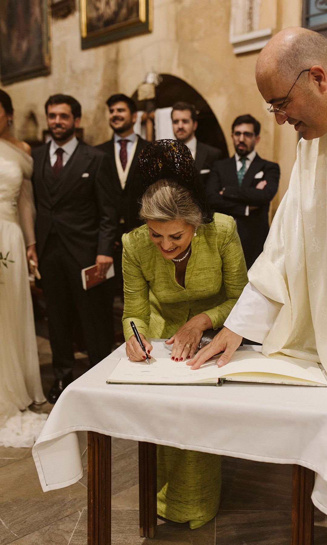 Madrina de boda religiosa con mantilla
