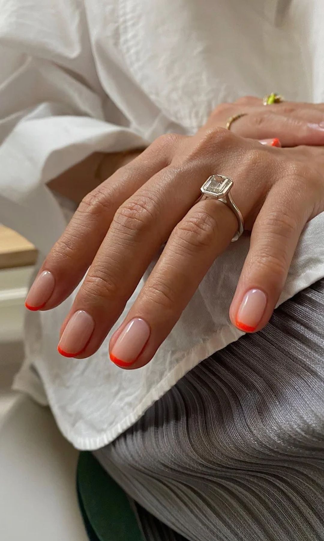 Manicura francesa en naranja neón