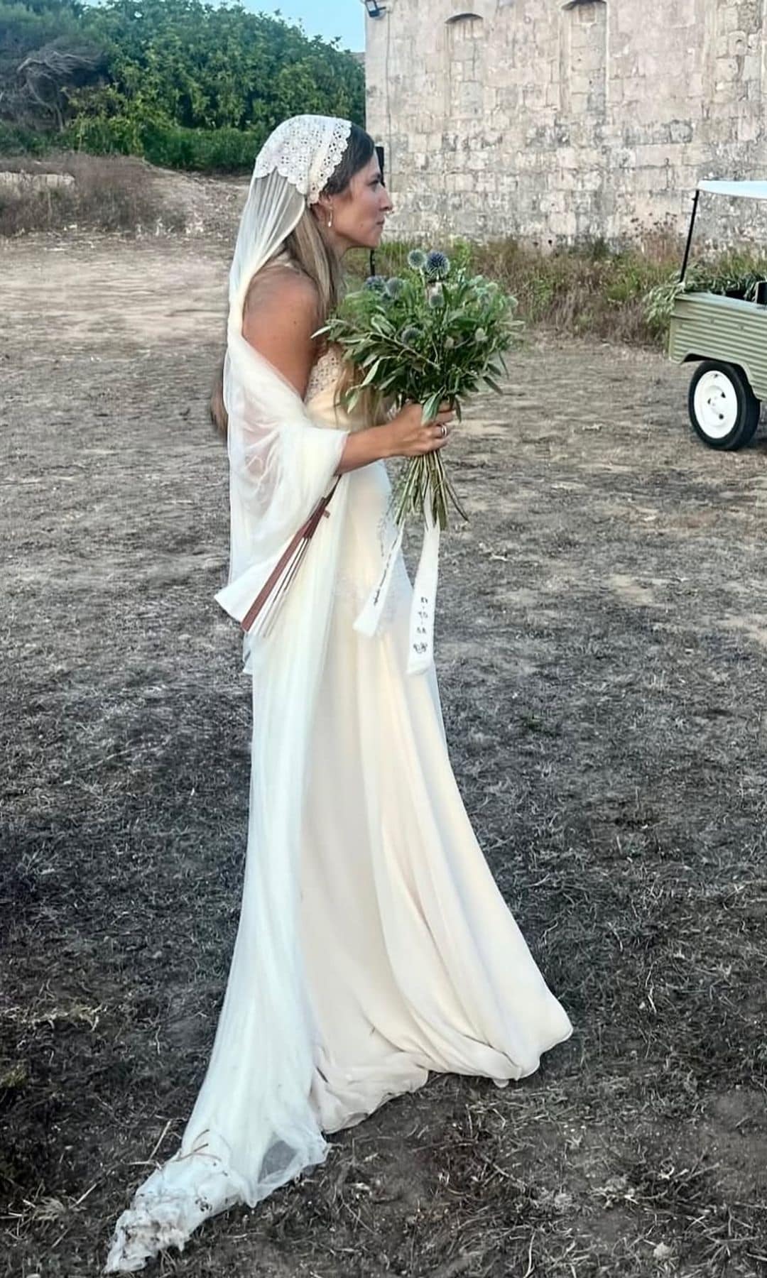 Novia con pañuelo de encaje y velo