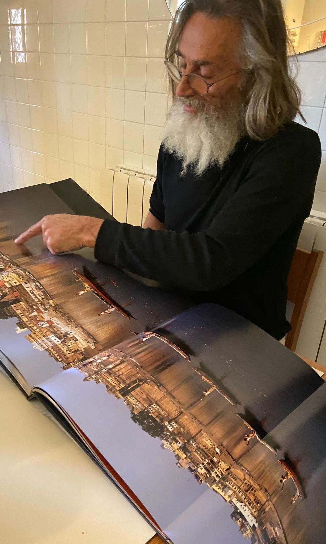 El escultor en la imagen que ha compartido su hija, Bruna Lucadamo