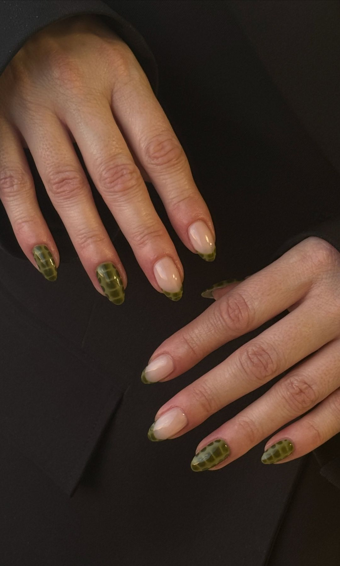 Manicura verde oliva con estampado de cocodrillo