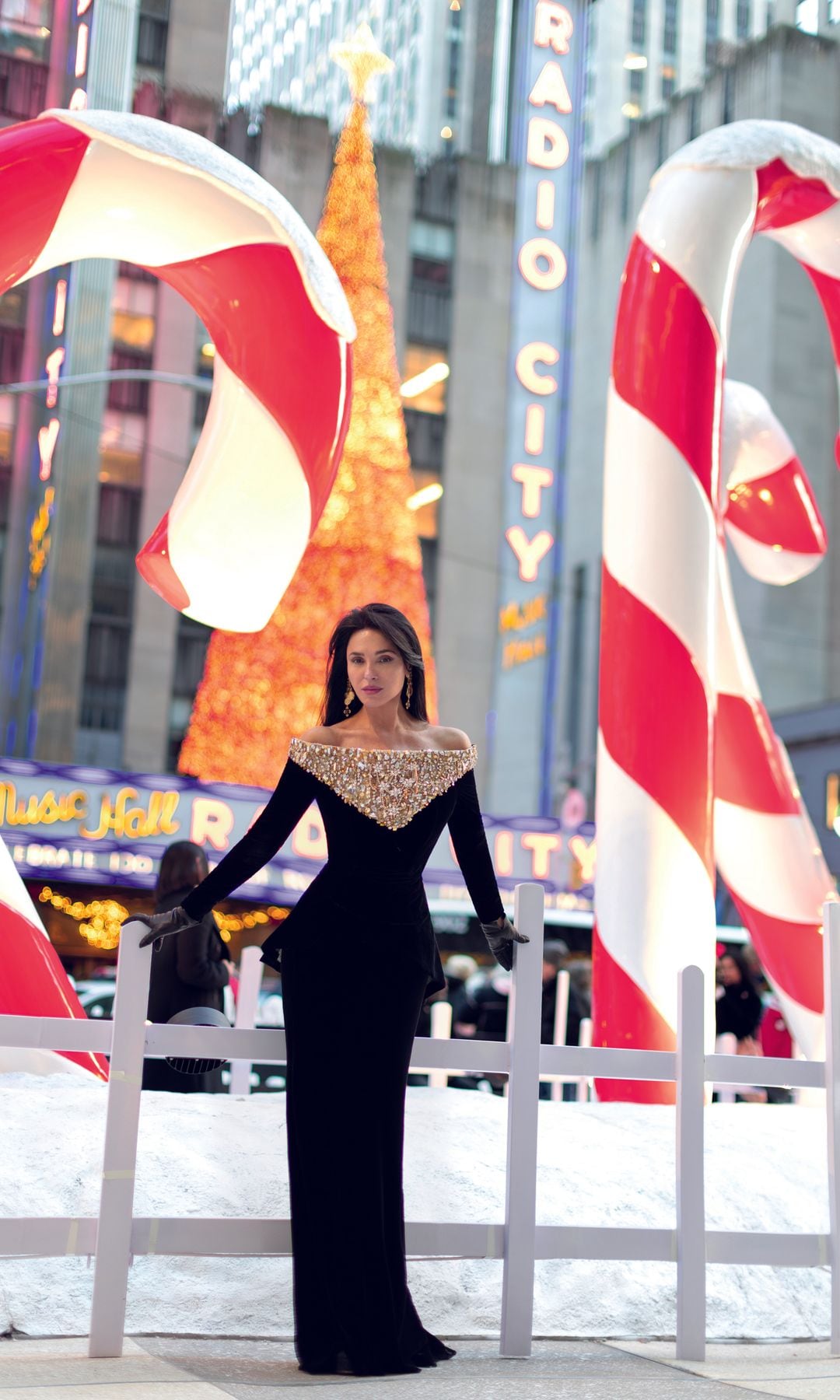 MÁGICA NAVIDAD CON LA DISEÑADORA DE LAS ESTRELLAS CELIA KRITHARIOTI EN SU IMPRESIONANTE CASA DE NUEVA YORK, CON VISTAS A CENTRAL PARK