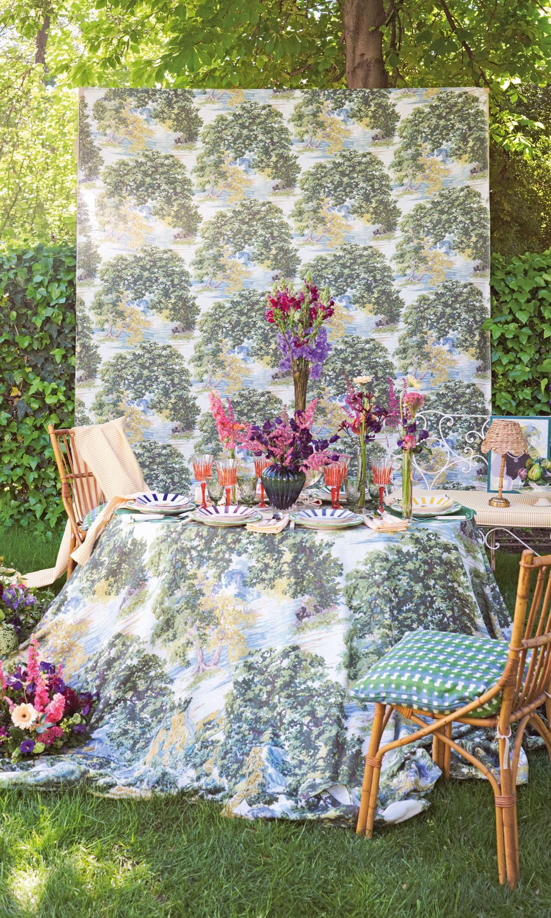 Una mesa primaveral en los jardines del palacio