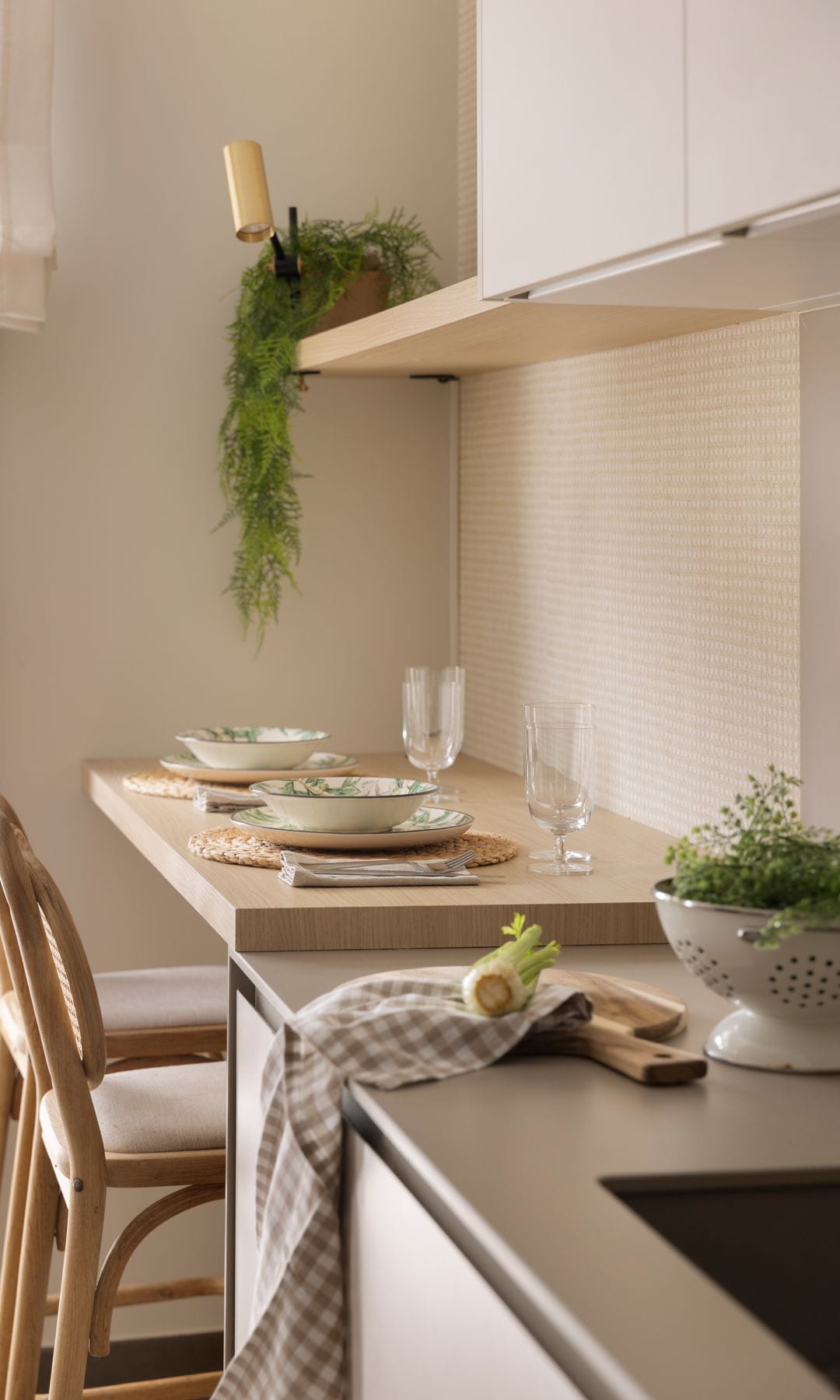 Cocina con mesa adosada a la encimera, tipo office