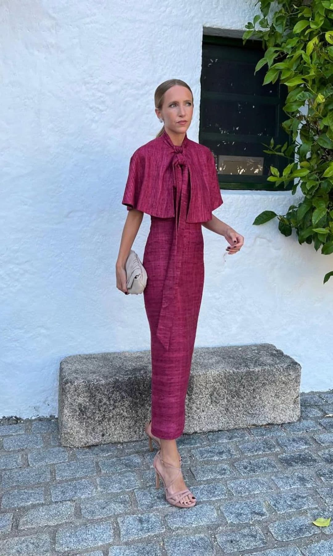 Look de invitada con capelina