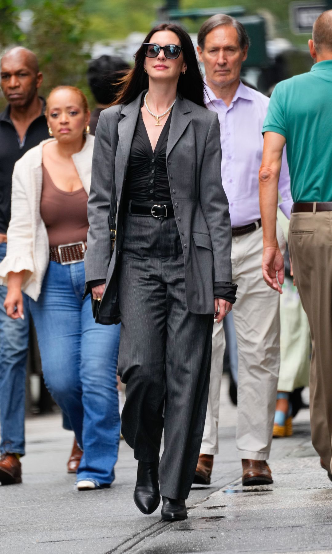 Anne Hathaway, en el rodaje de la película de 'El Diablo Viste de Prada' en Nueva York con un look sartorial (julio de 2025)