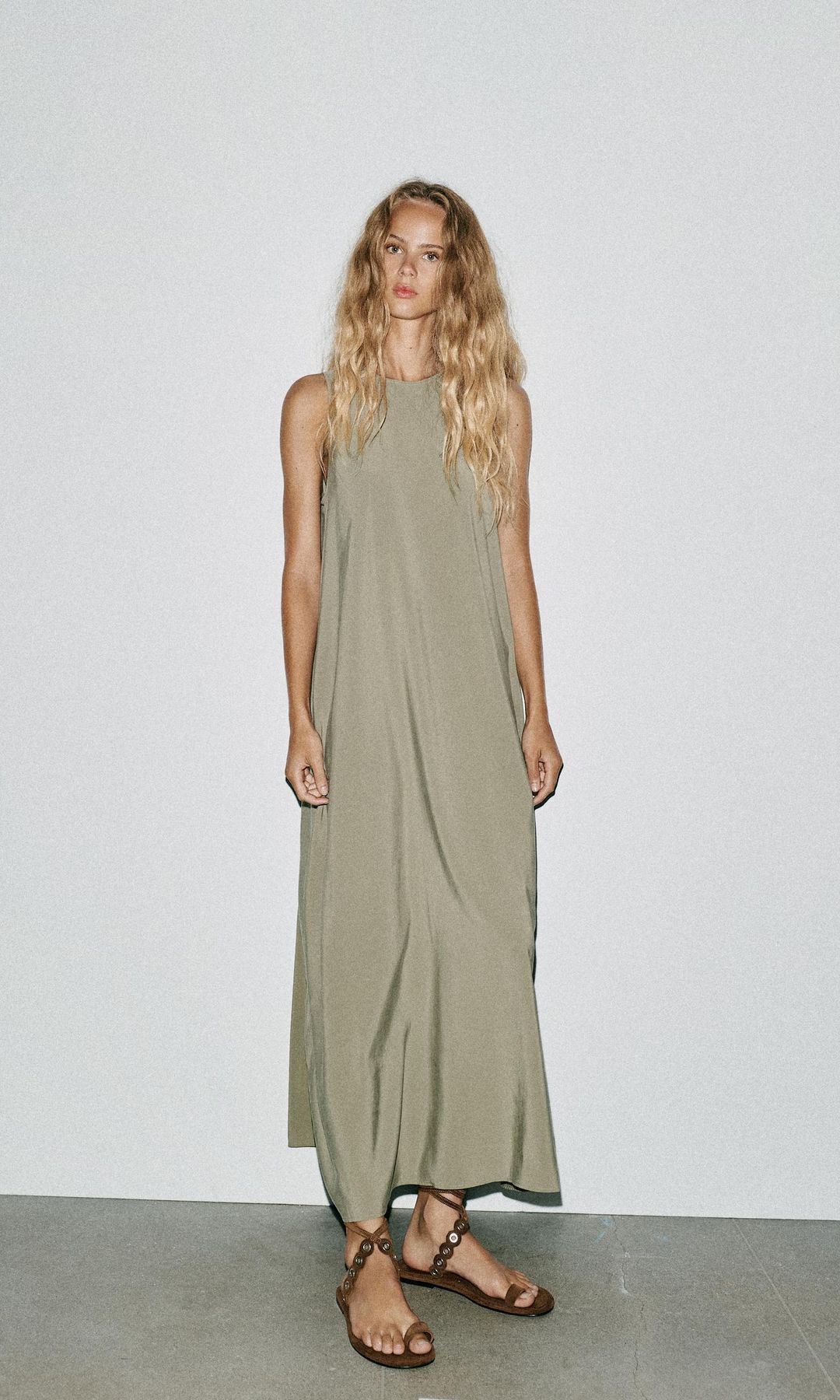 ¡HOLA! Fashion 10 vestidos lisos de Zara para las vacaciones y la oficina