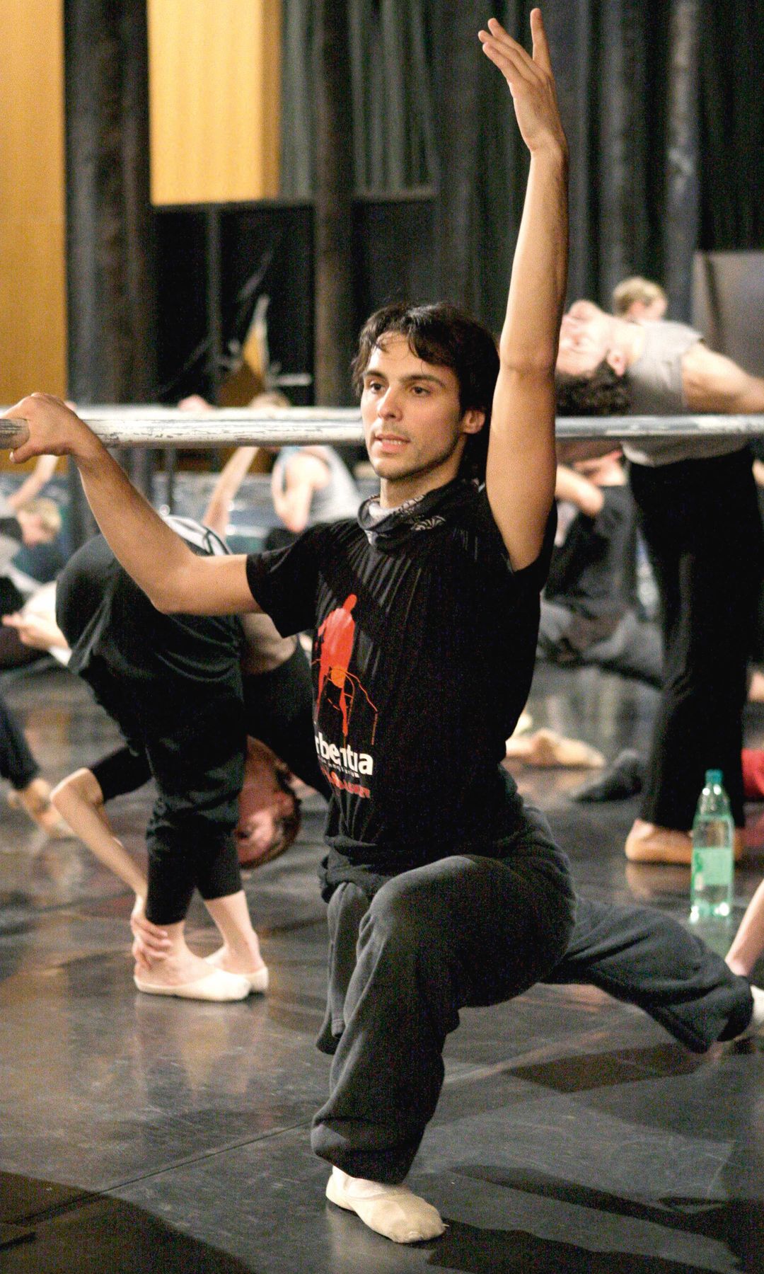 El bailarín Igor Yebra en medio de uno de sus ensayos antes de despedirse de los escenarios a raíz desu enfermedad