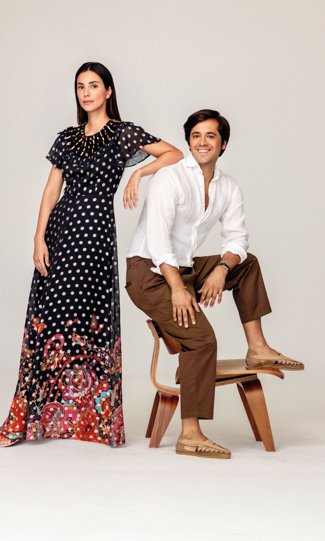 ELEGANCIA SIN ESFUERZO
Dos de los rostros de la firma Philippa1970, Sassa de Osma y Pablo Galán, que, junto a Jorge Vázquez, han creado esta enseña que se inspira en los años setenta y que tiene en sus vestidos estampados su máximo exponente. Ella posa con un favorecedor modelo de print artesanal de lunares, y bordados multicolores, que representa los valores de la marca. “La atención al detalle, las cosas bien hechas y atemporales, junto al uso de estampados y colores, caracterizan a nuestra firma”, asegura Alessandra