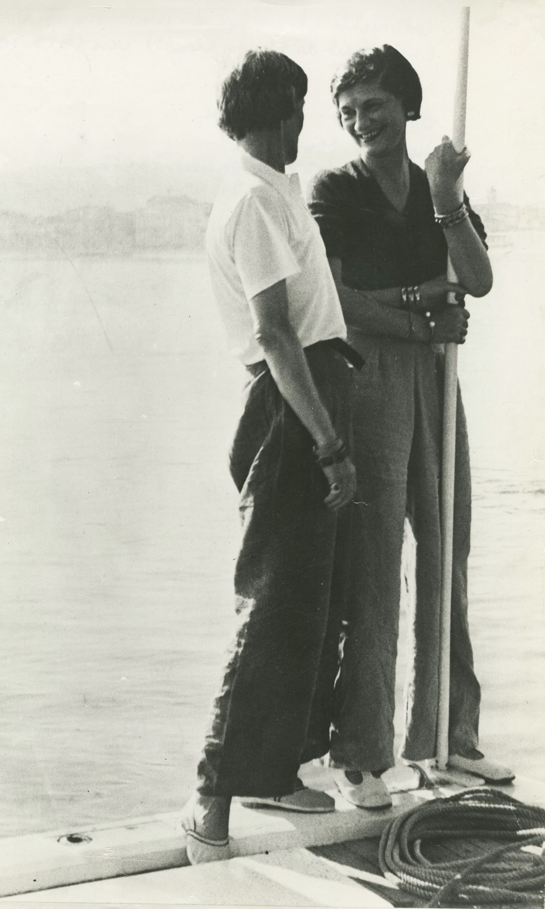 Gabrielle Chanel y la cantante de ópera, Marthe Davelli en un bote en Deauville.
