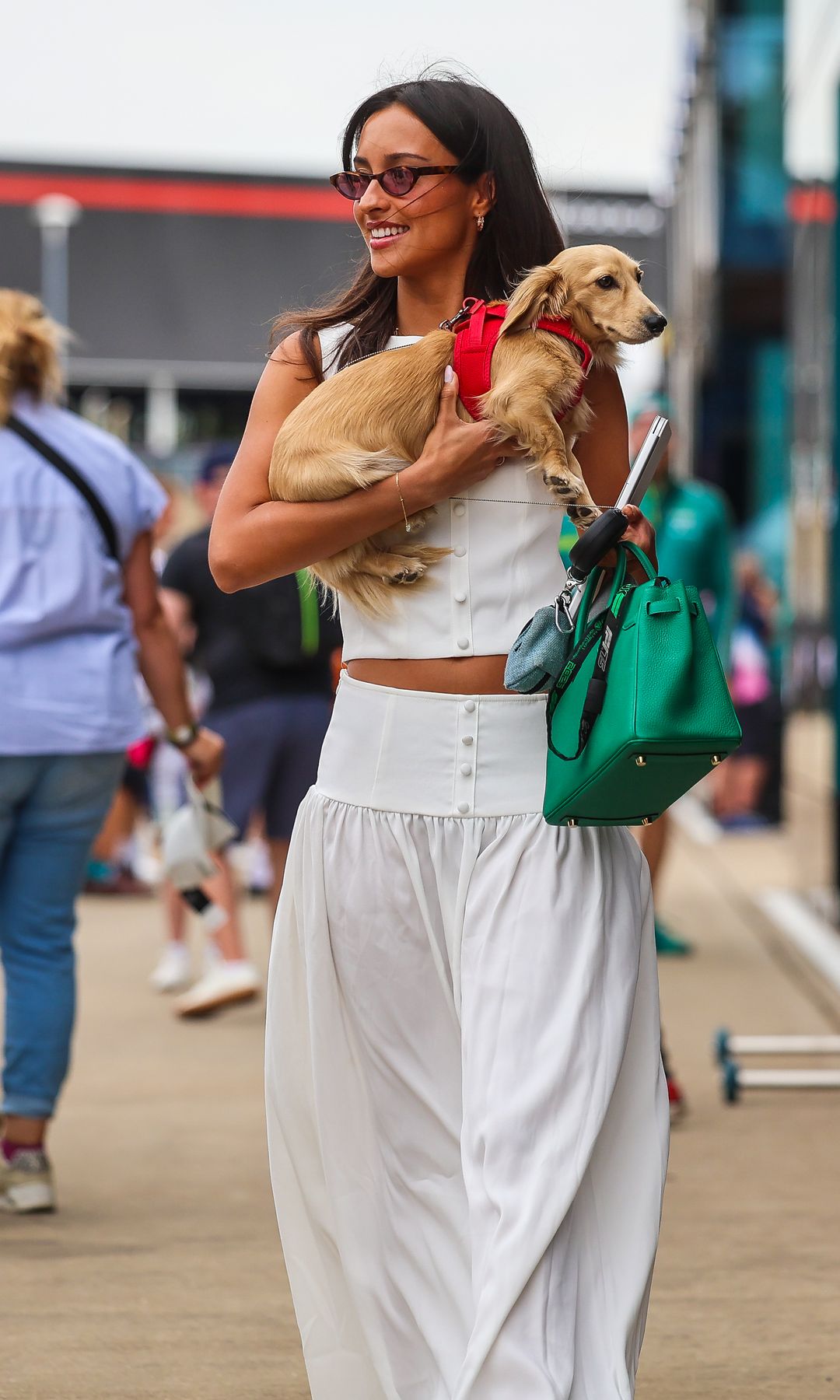 Alexandra siempre brilla con su icónico estilo minimalista y sofisticado.