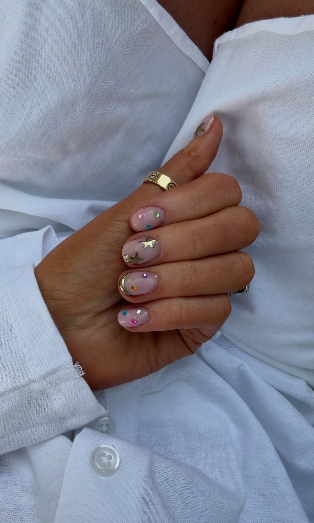 Manicura con brillos y detalles en relieve