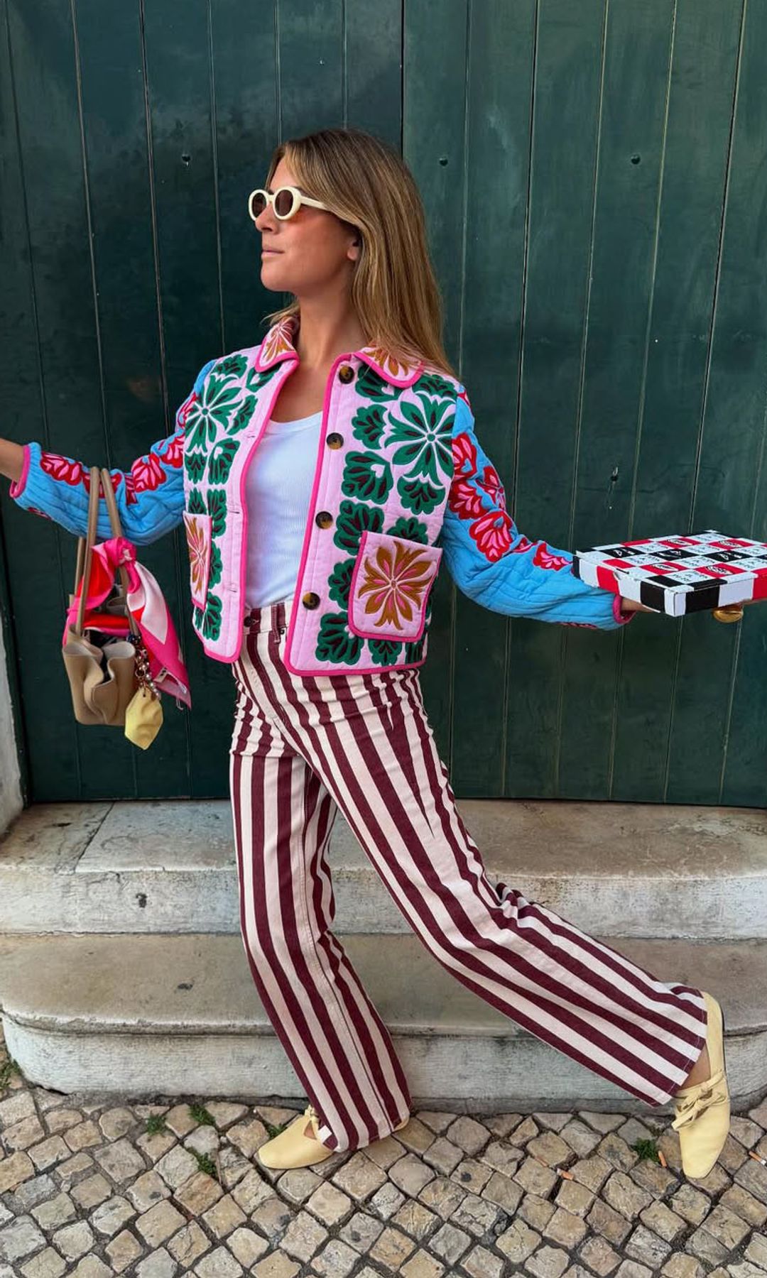 ​Blusa de flores y pantalón de rayas, la combinación inesperada y elegante que mezcla los estampados del verano