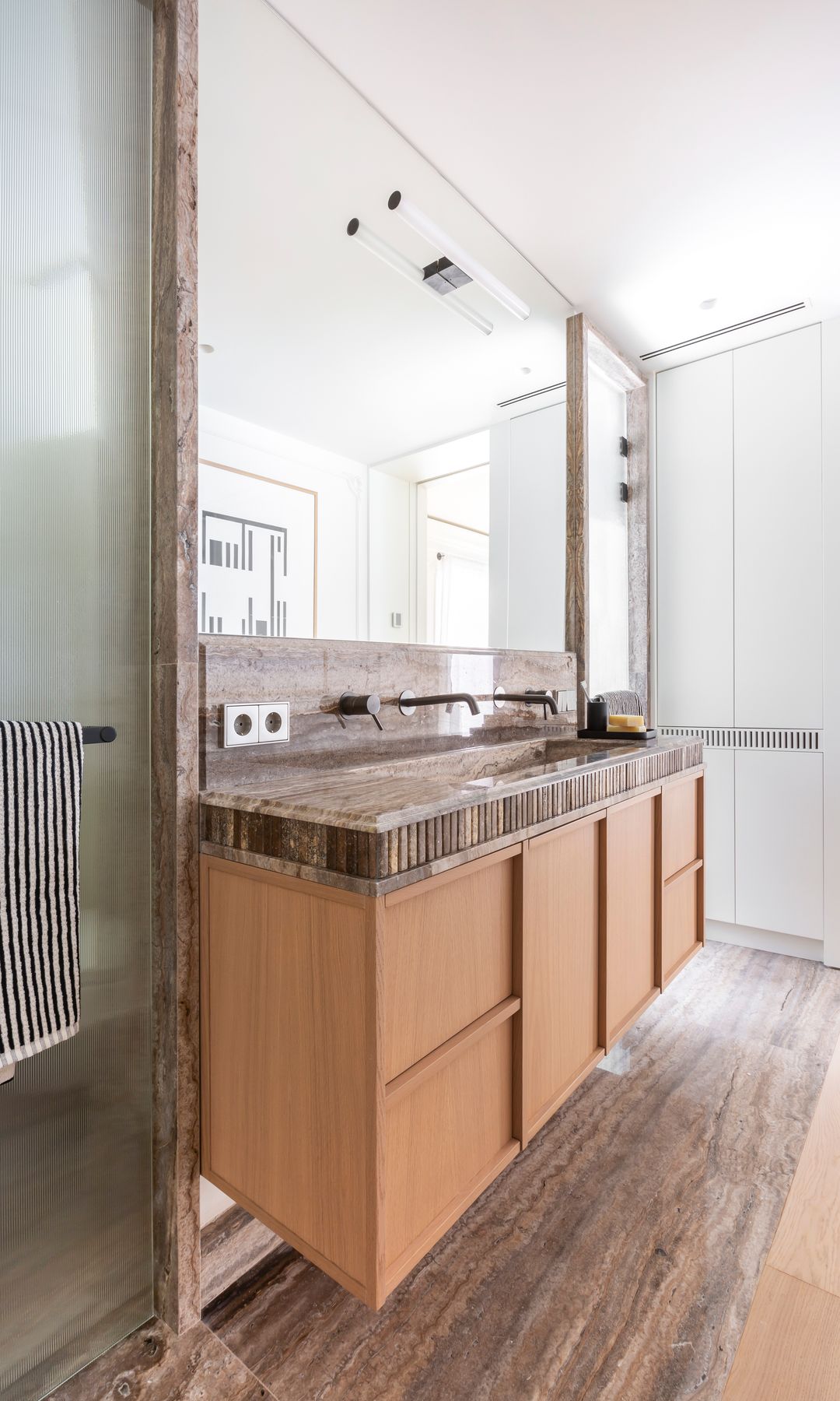 Baño con mueble de lavabo en madera