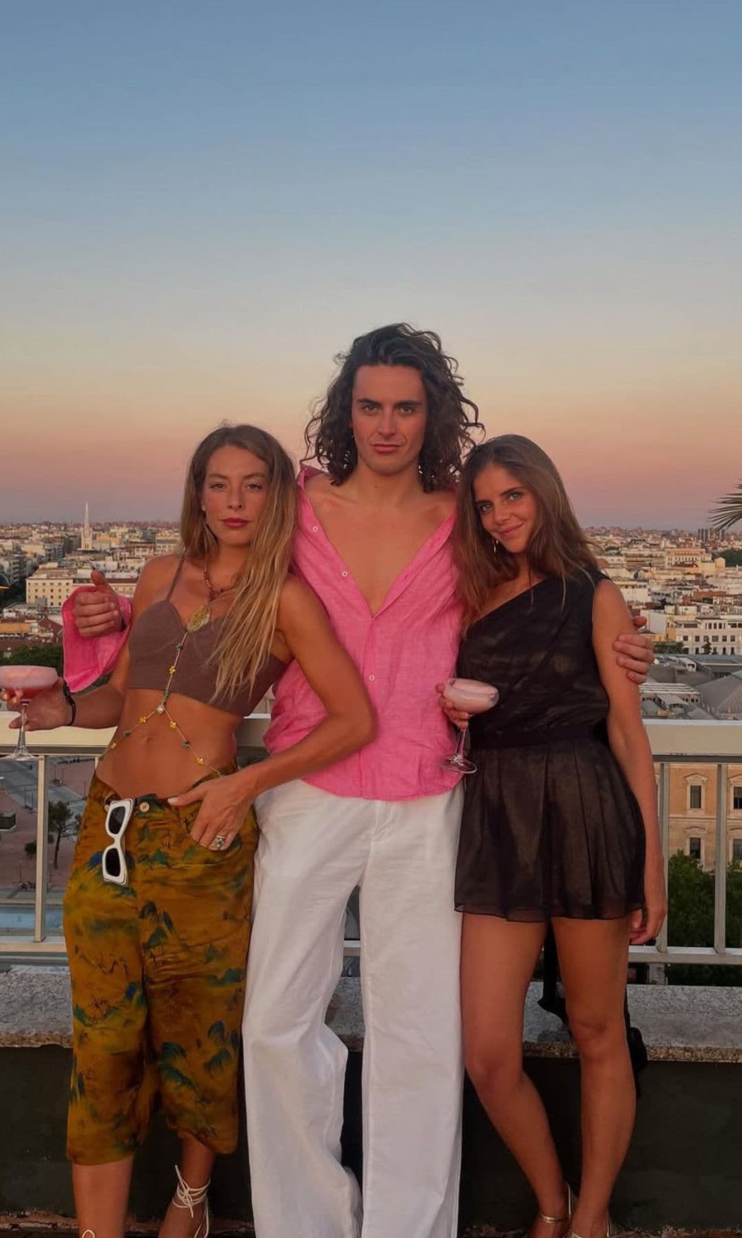 La renovada imagen de Belén Écija en su verano más especial con looks de playa, festival y safari