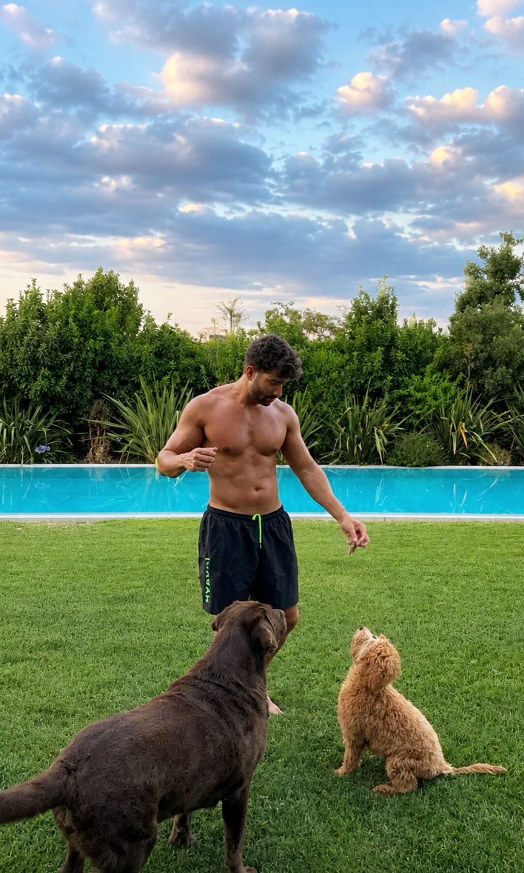 Pablo Alborán con sus perros en el amplio jardín de su casa de Madrid