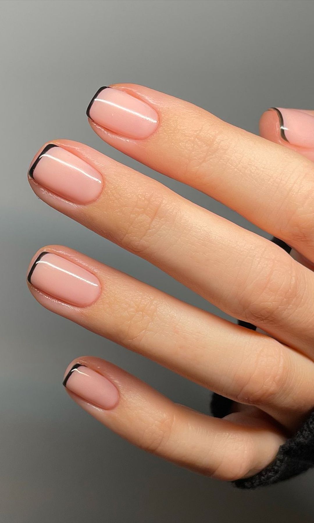 Manicura francesa con línea fina y en color negro