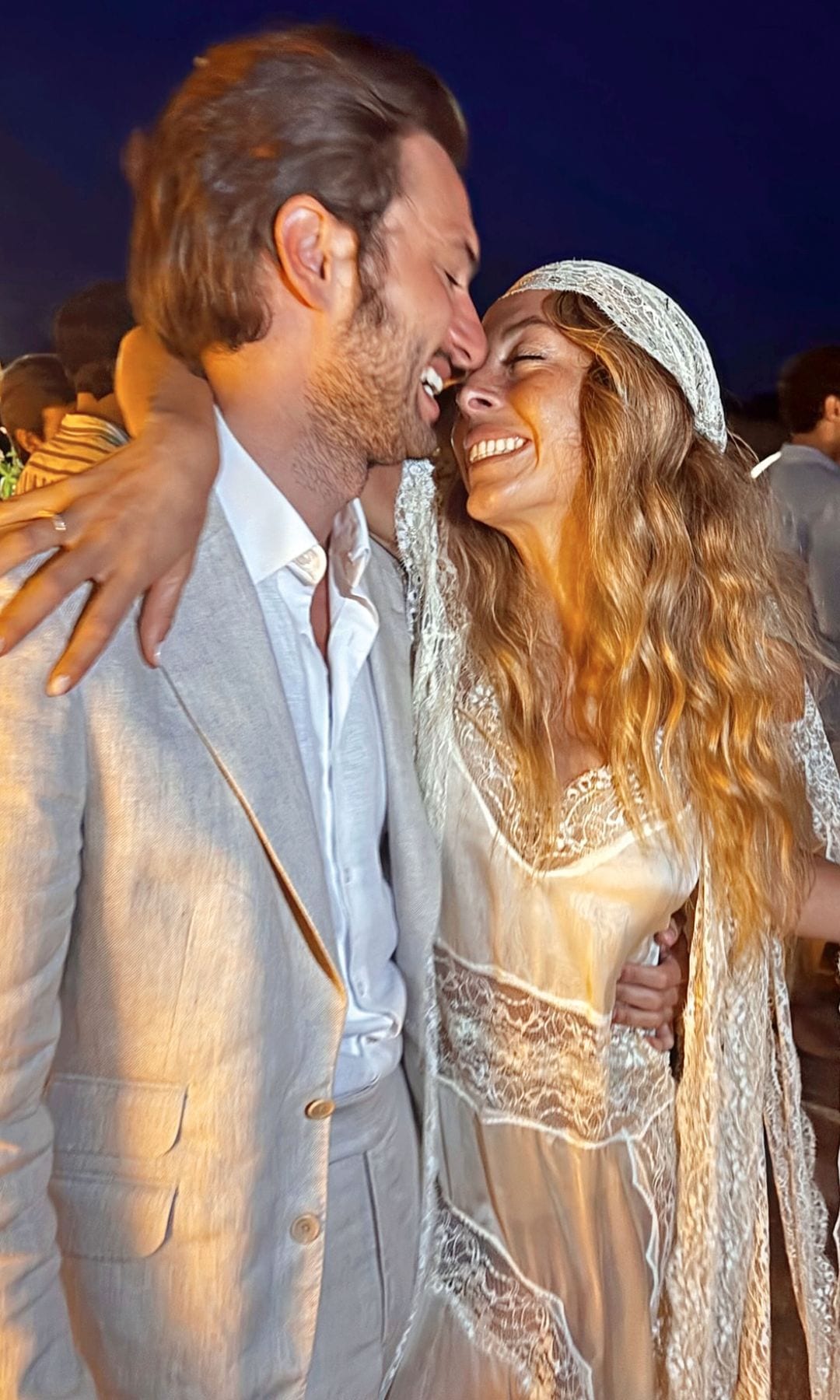 Tete by Odette, la firma de su vestido de boda y en la que confió para su fiesta preboda, en la que llevó un pañuelo de encaje a modo pirata